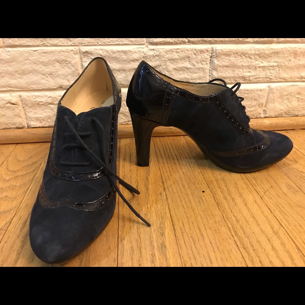NWOT Anne Klein 7.5 M never worn booties in navy